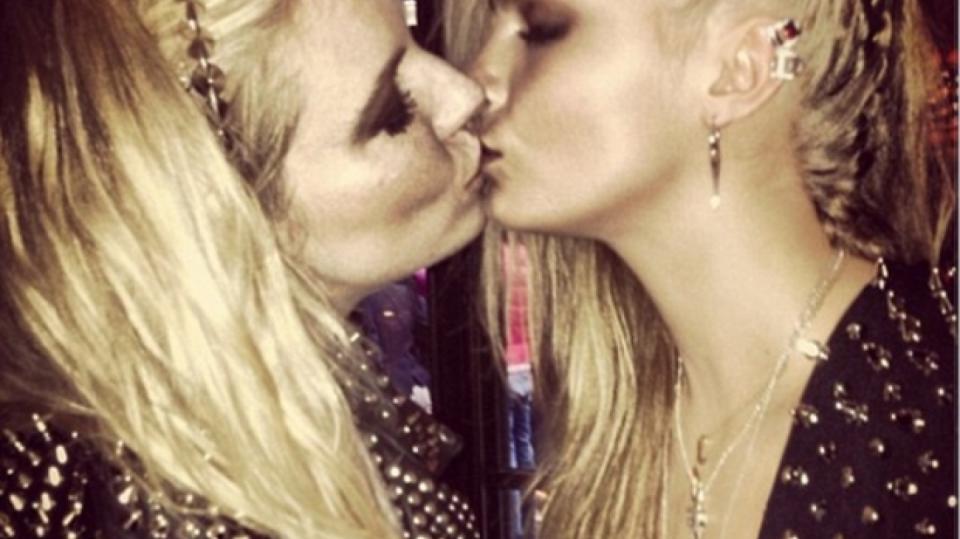 Herečka Sienna Miller (vlevo) a modelka Cara Delevigne